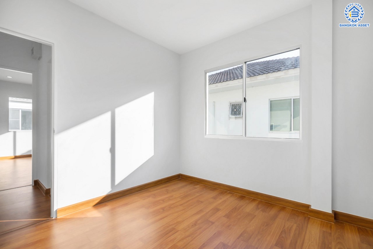 บ้านมือสองตกแต่งใหม่ ม.มัณฑนา ปิ่นเกล้า-พระราม5 แบรนด์ LH บรรยากาศเงียบเป็นส่วนตัว บนเนื้อที่ 59.4 ตร.ว. ฟังก์ชัน 4 ห้องนอน 3 ห้องน้ำ 2 ที่จอดรถ Facilities ครบครัน! บนทำเลเดินทางสะดวก หน้าโครงการติดถนนนครอินทร์ ใกล้วงเวียนพระราม5 และจุดขึ้นทางด่วน "ศรีรัช"